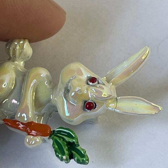Vintage 2 white iridescent enamel Easter bunny rabbit holding carrot brooch Pin - Picture 9 of 9